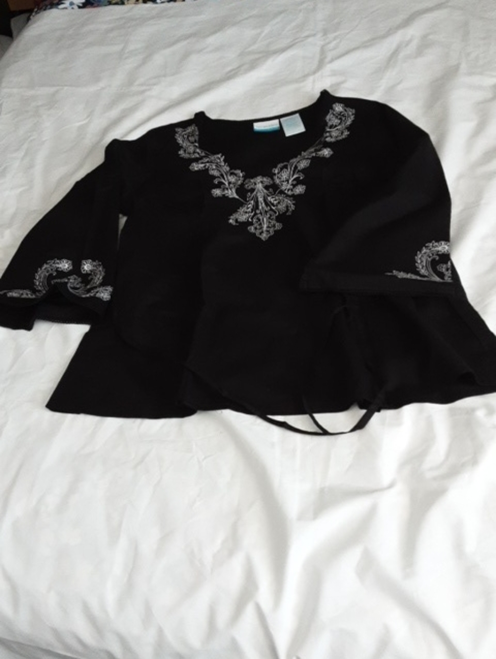 Announcements 274 Maternity Top SzM(8/10) Black Embroidered NWT V-Neck 3/4sleves